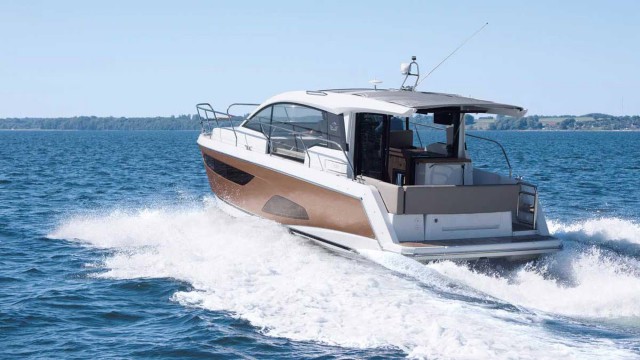 Sealine Motor C330 production power yacht 2