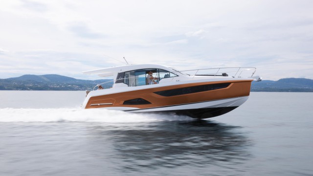 Sealine Motor C390 production power yacht 1